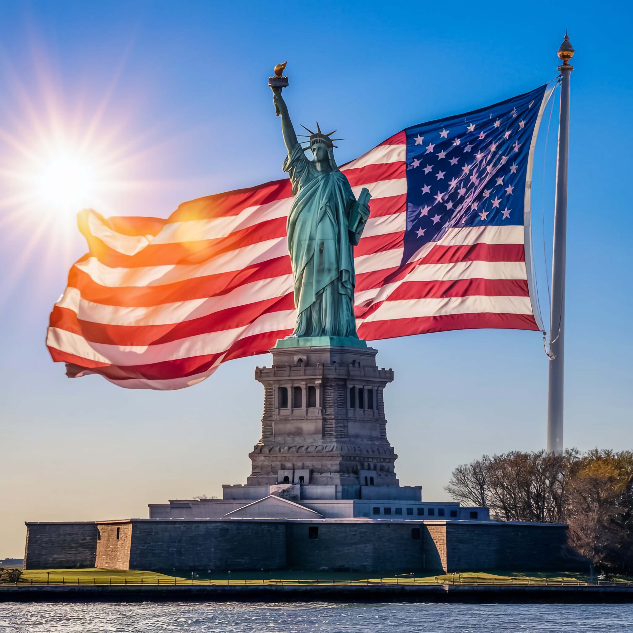 una estatua de la libertad se muestra con el sol brillando detras de ella